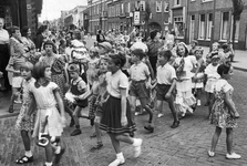 502442 Afbeelding van de kinderen van buurtvereniging Nicolaasweg te Utrecht, bij hun rondgang door de wijk in de ...